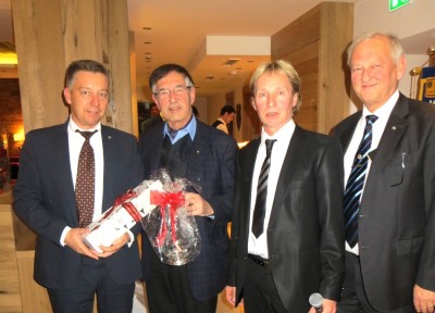  Bildmitte: Walter Amor und Wilfried Erler vom KC Zillertal gratulieren den Verantwortlichen des jubilierenden Clubs.