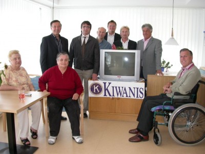 Der Kiwanis Club Zillertal übergibt an das Zeller Wohn- und Pflegeheim TV-Großbildschirme für die neuen Aufenthaltsräume.