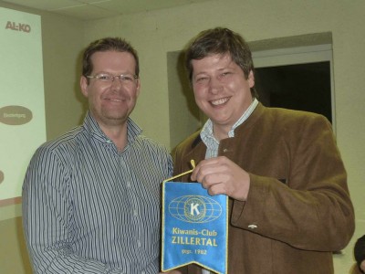 Präsident Markus Tipotsch heißt den neuen Kiwanis-Freund Bernhard Riedl (rechts) herzlich willkommen