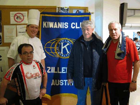 im Bild von rechts: die sportlichen Kiwanier Gottfried Schösser, Peter Siller, Bernhard Riedl und Stefan Wildauer (mehr Bilder in der Fotogalerie)