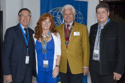  Im Bild von rechts: Bernhard Riedl (KC Zillertal), Governor von Kiwanis-Österreich Albert Kofler, Distriktsekr.Andrea Landl, Walter Amor (KC Zillertal) - Foto Irene Ascher