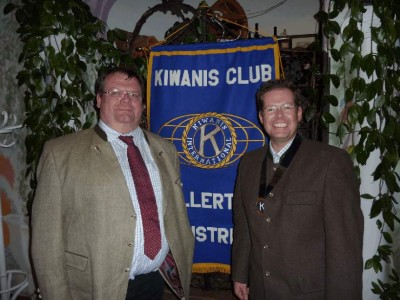 von rechts: Der alte und neue Präsident des Kiwanis Club Zillertal Markus Tipotsch mit Vizepräsident Dr. Klaus Köhlertz